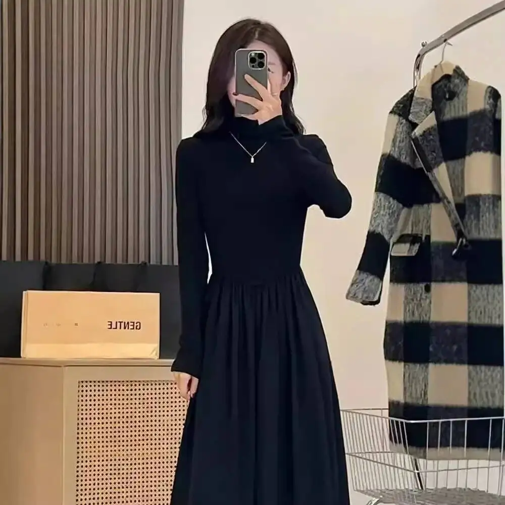 Nowa, ekskluzywna czarna sukienka damska na jesień i zimę 2025, długa, do noszenia pod spód, stylizacja z nutą elegancji.