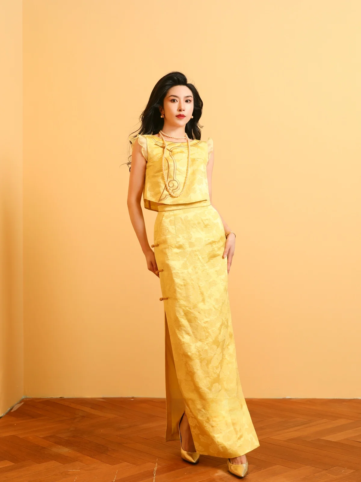 

Летний женский комплект Xuan ng Ji: Модный топ с вышивкой «Тигровые шаги и облака» из шелка и льна и длинная юбка