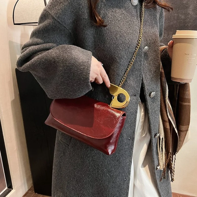 

Chic Quilted Crossbody Bag For Ladies With Diamond Stitching And A Luxurious Chain Link Strap