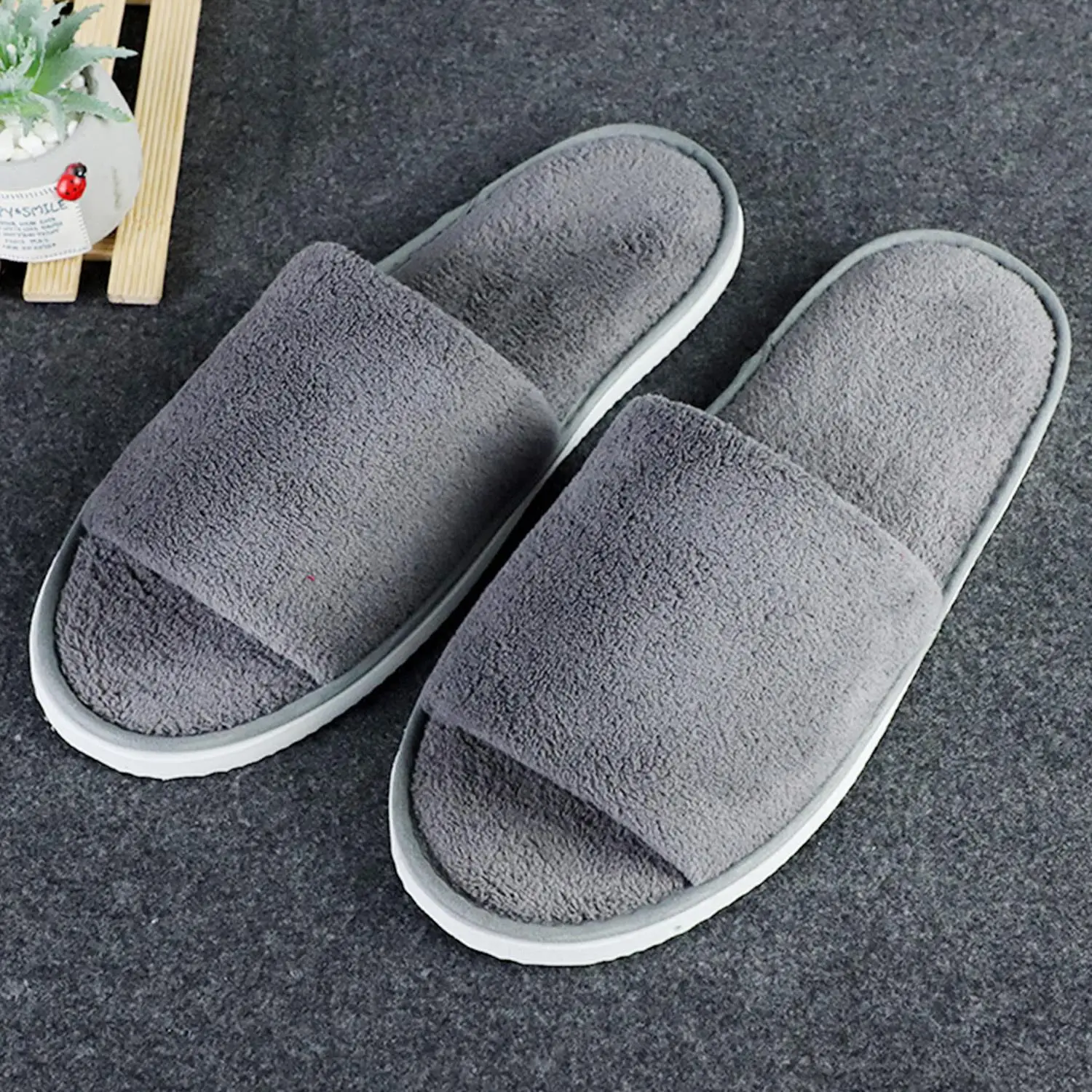 

Women Solid Color Coral Fleece Slippers Soft Non-disposable Home Hospitality Slippers Party Gifts For Wedding Guests Slippers