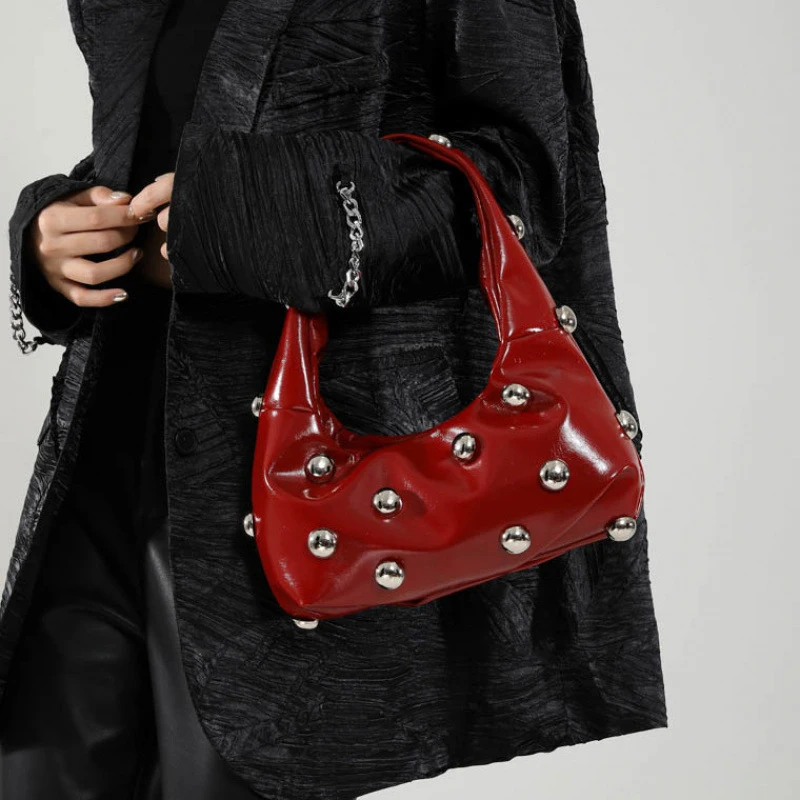 Bolsos de lujo con tachuelas y cuentas, bolso rojo de cuero Pu, bolsos de hombro tipo bandolera, bolso negro de media luna para axila para mujer
