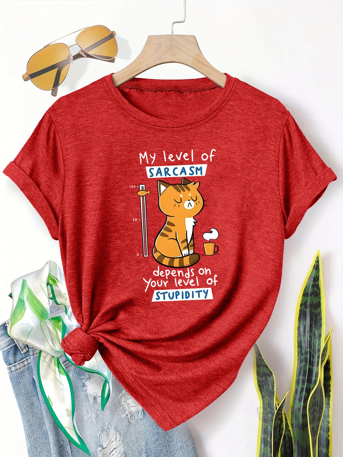 

Женская футболка больших размеров с коротким рукавом. Фраза «Мой уровень сарказма зависит от вашего уровня глупости» — это надпись на футболке. Повседневная, удобная и универсальная.
