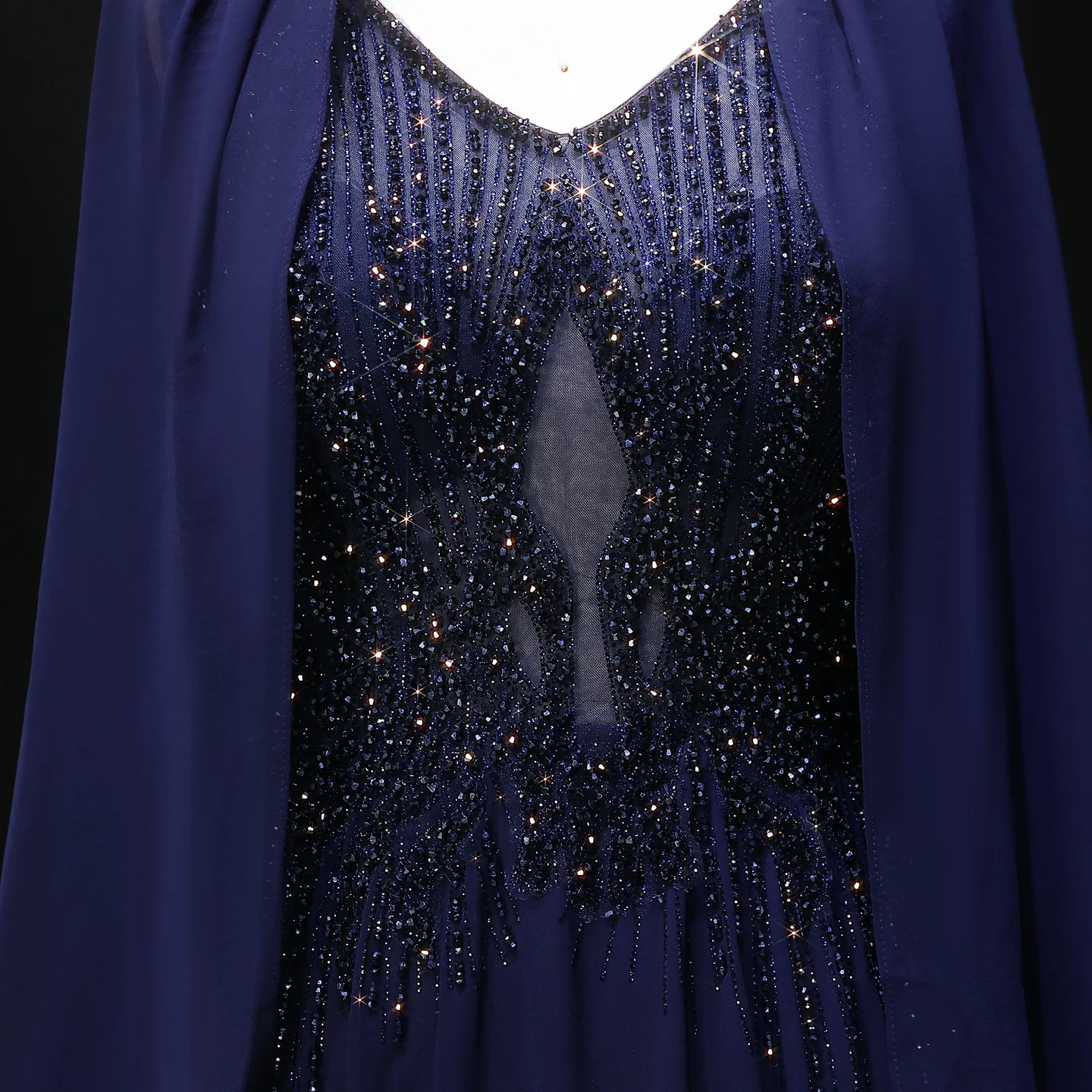 Sharon Said Luxuriöses Weinrotes V-Ausschnitt Langes Cape Chiffon Abendkleid Funkelndes Perlenbesetztes Arabisches Formelles Hochzeitskleid für Damen SS053 Custo – Detail 6
