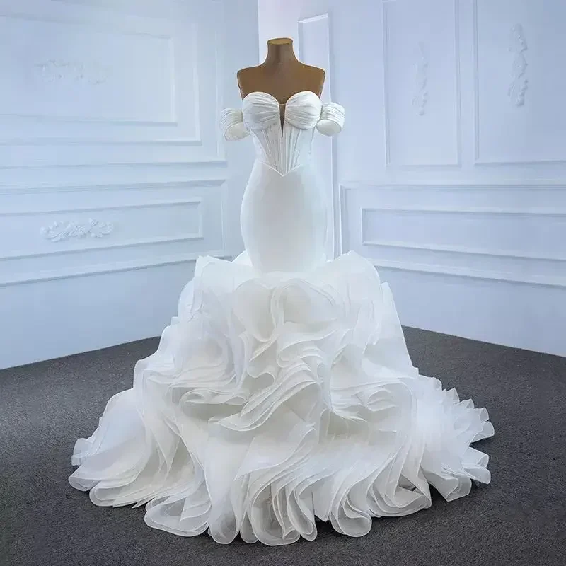 ที่กําหนดเองปิดไหล่จีบซาตินชุดแต่งงาน Vestido De Casamento Organza Cascading Ruffles ชุดเจ้าสาว