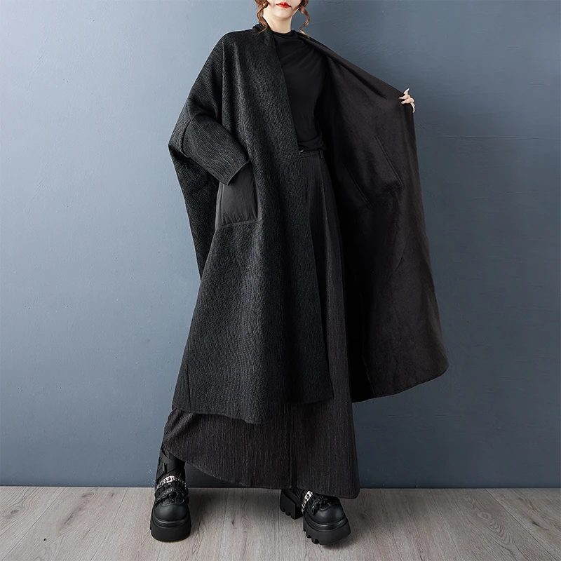 Jesienno-zimowy nowy płaszcz w stylu retro z teksturą, patchworkowy, o kroju oversize, o średniej długości.