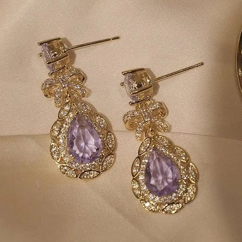Huitan Ästhetische Tropfenohrringe für Damen, goldfarben, luxuriöses Hochzeitszubehör mit glänzendem lila CZ, eleganter Party-Chic-Schmuck, Geschenk