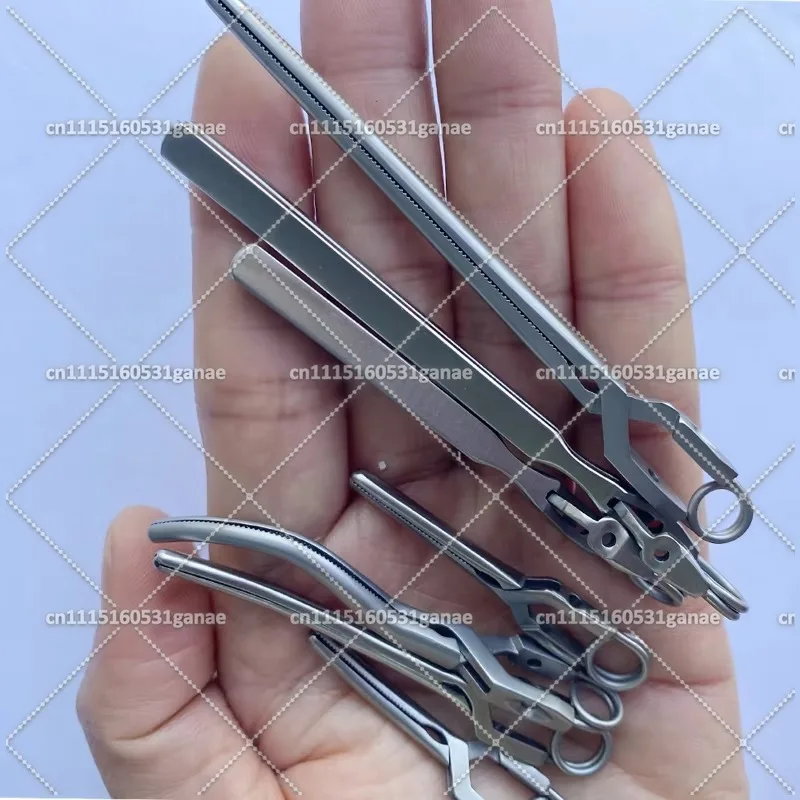 Different types of the Laparoscopic pug grasping forceps Hemostatic clip with teeth