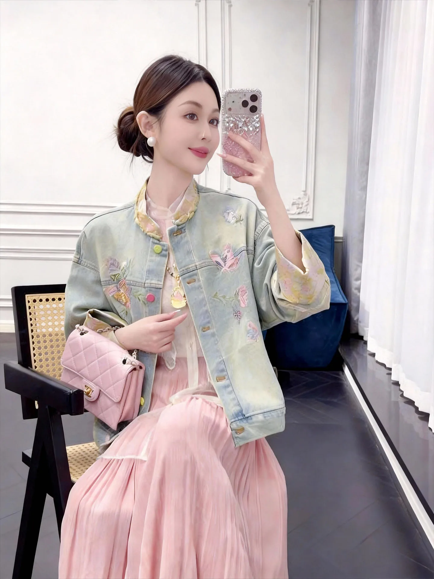 

Новая китайская джинсовая куртка с вышивкой, синяя, женская, с воротником-стойкой, элегантная, весна 2026, модная