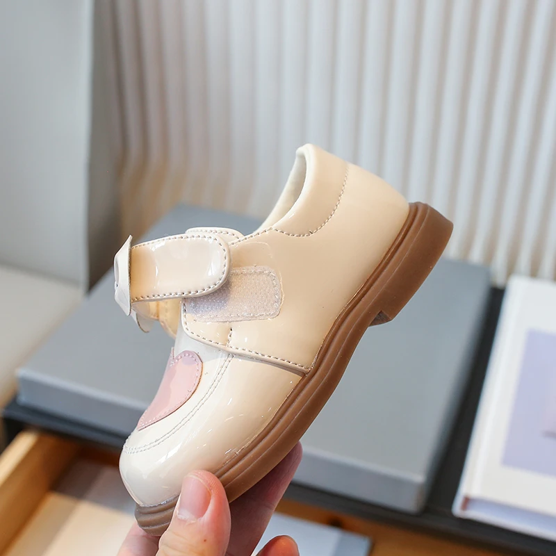 Niedliche Mary-Jane-Schuhe mit Herzapplikation und Plateausohle für kleine Mädchen, Freizeitschuhe aus Lackleder mit Schleife und Klettverschluss, dicke Sohle – Detail 10