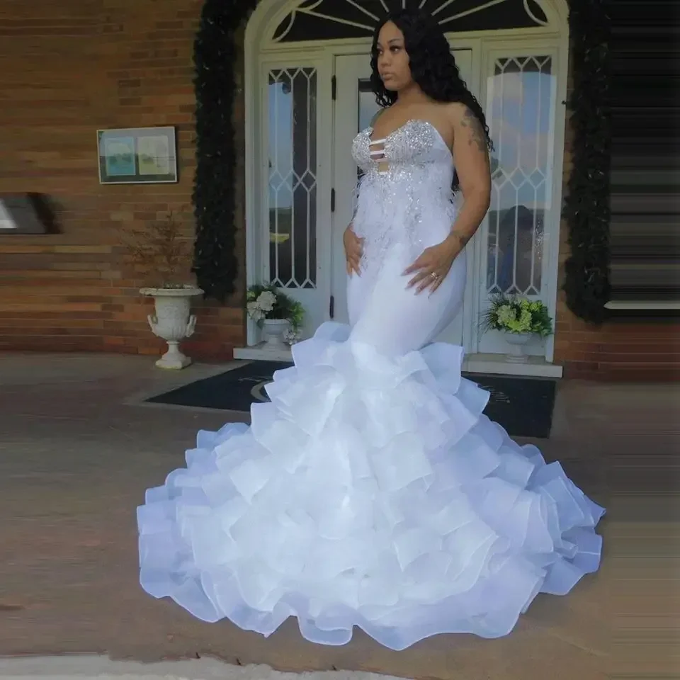 カスタマイズされた恋人プラスサイズの女性の羽アフリカ人魚のウェディングドレスビーズスパンコールアップリケフリルティアードブライダルドレス