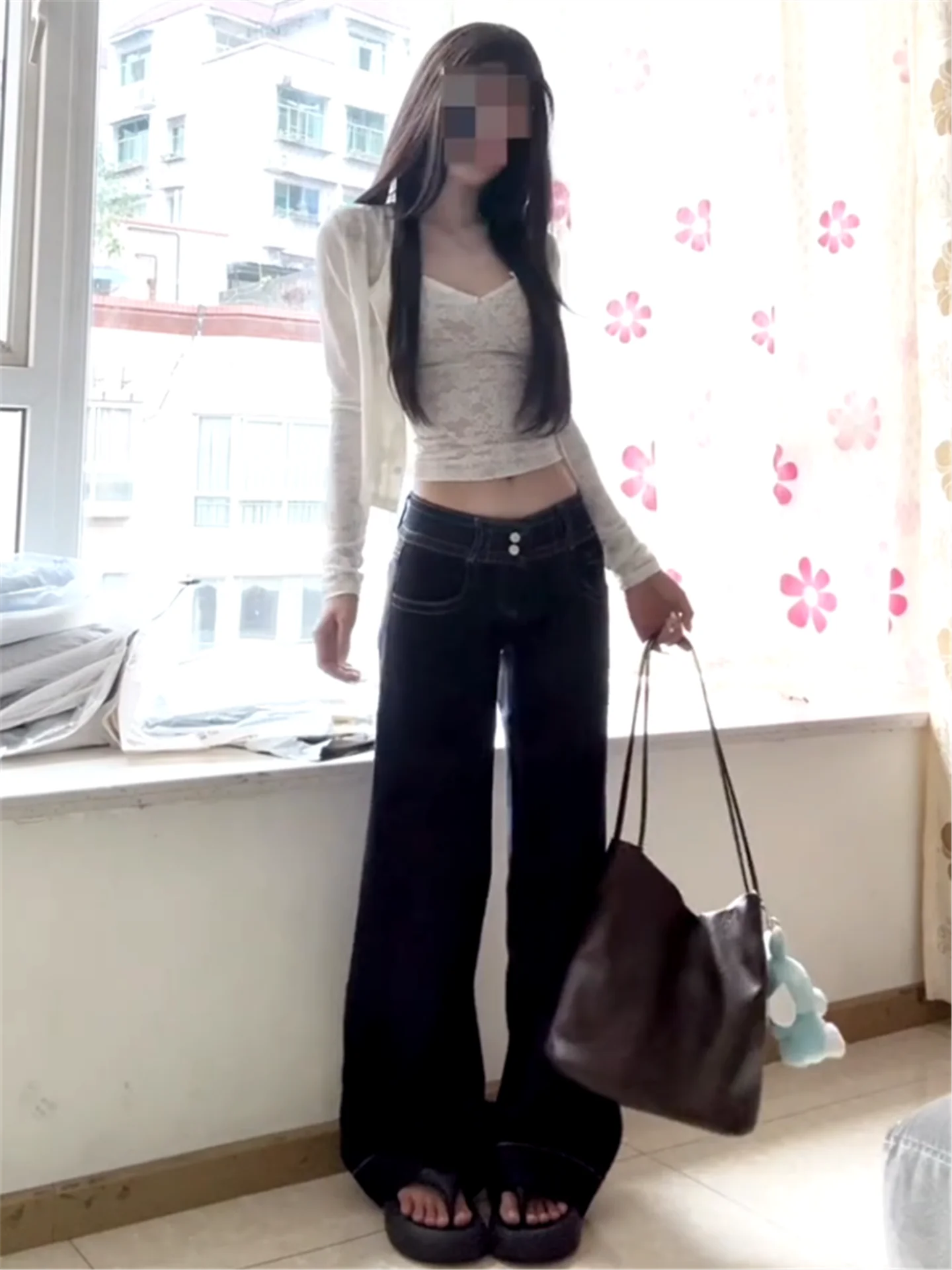 

Женские джинсы-клеш с низкой посадкой, свободные, стройнящие, с асимметричным дизайном штанин, удлиненные до пола