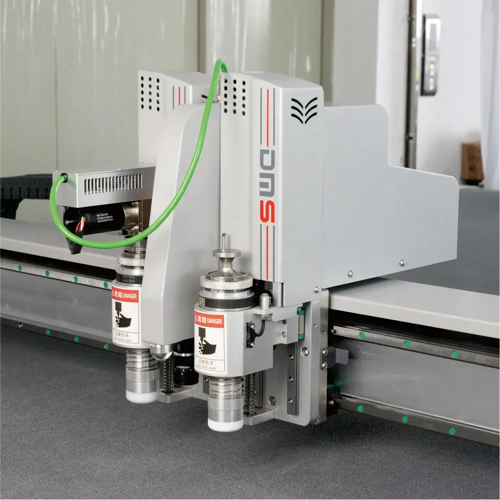 Machine de découpe multicouche avec caméra supérieure pour couper les tissus et textiles