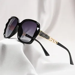 A pair of new trend women's sunglasses with diamond-encrusted anti-ultraviolet sunglasses.