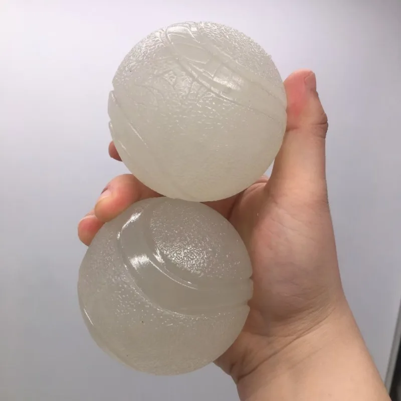 Pelota de goma que brilla en la oscuridad para perros. Resistente a mordeduras con sonido. Luz nocturna para jugar, para la dentición y para actividades al aire libre.