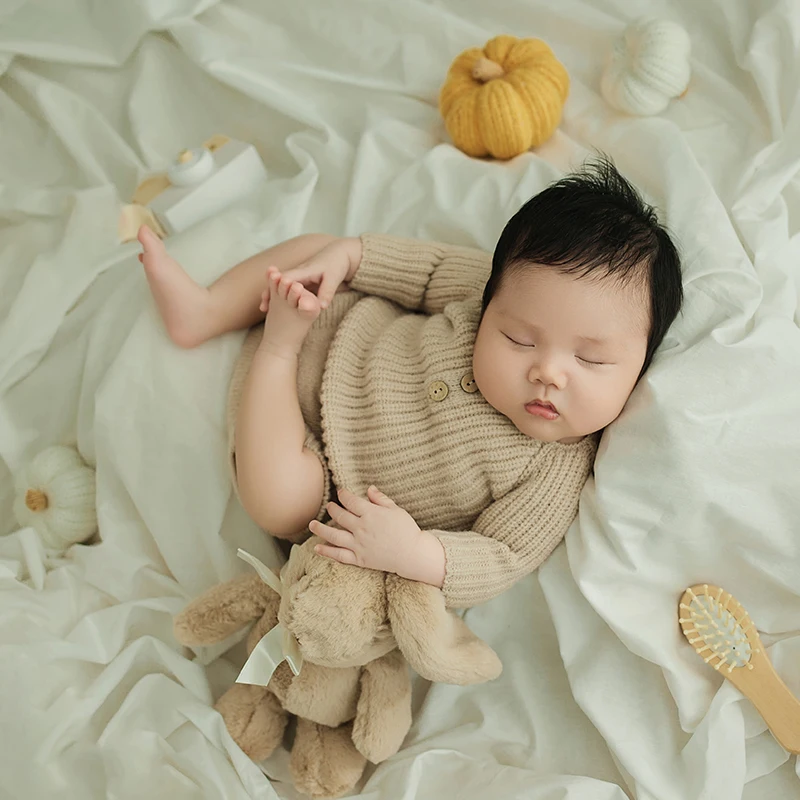 Noworodek fotografia strój Khaki kombinezon z dzianiny kapelusz 2 sztuk/zestaw ręcznie robiony niedźwiedź lalka króliczek dynia Studio niemowlę fotografia rekwizyty