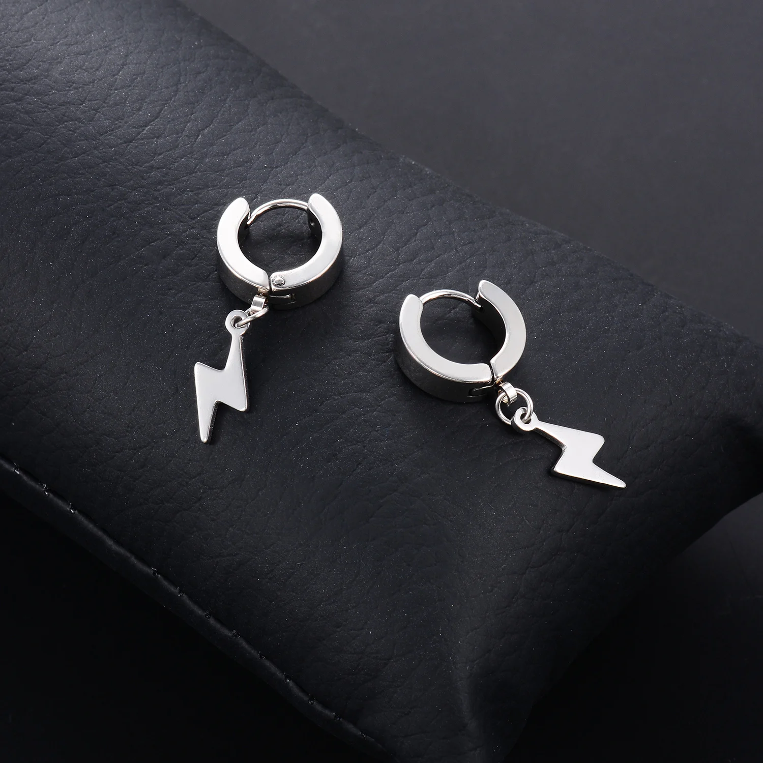 1 Paar Lightning-Anhänger Punk Edelstahl Ohrstecker Schwarzes Ohrring-Set Hip-Hop Piercing Ohrschmuck für Männer und Frauen – Detail 5