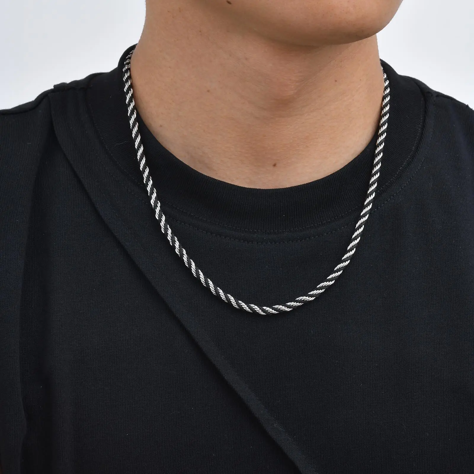 Schwarz-silberfarbene gedrehte Kettenhalskette für Herren, 50–55 cm große Edelstahl-Kettengliederhalsbänder, neue trendige Accessoires – Detail 1