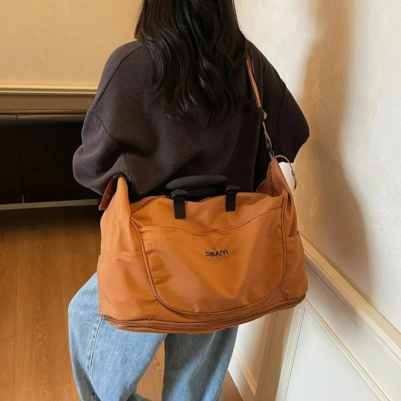 

Новая стильная спортивная сумка через плечо большой вместимости. Дорожная сумка. Изготовлен из водонепроницаемого и дышащего нейлонового материала.