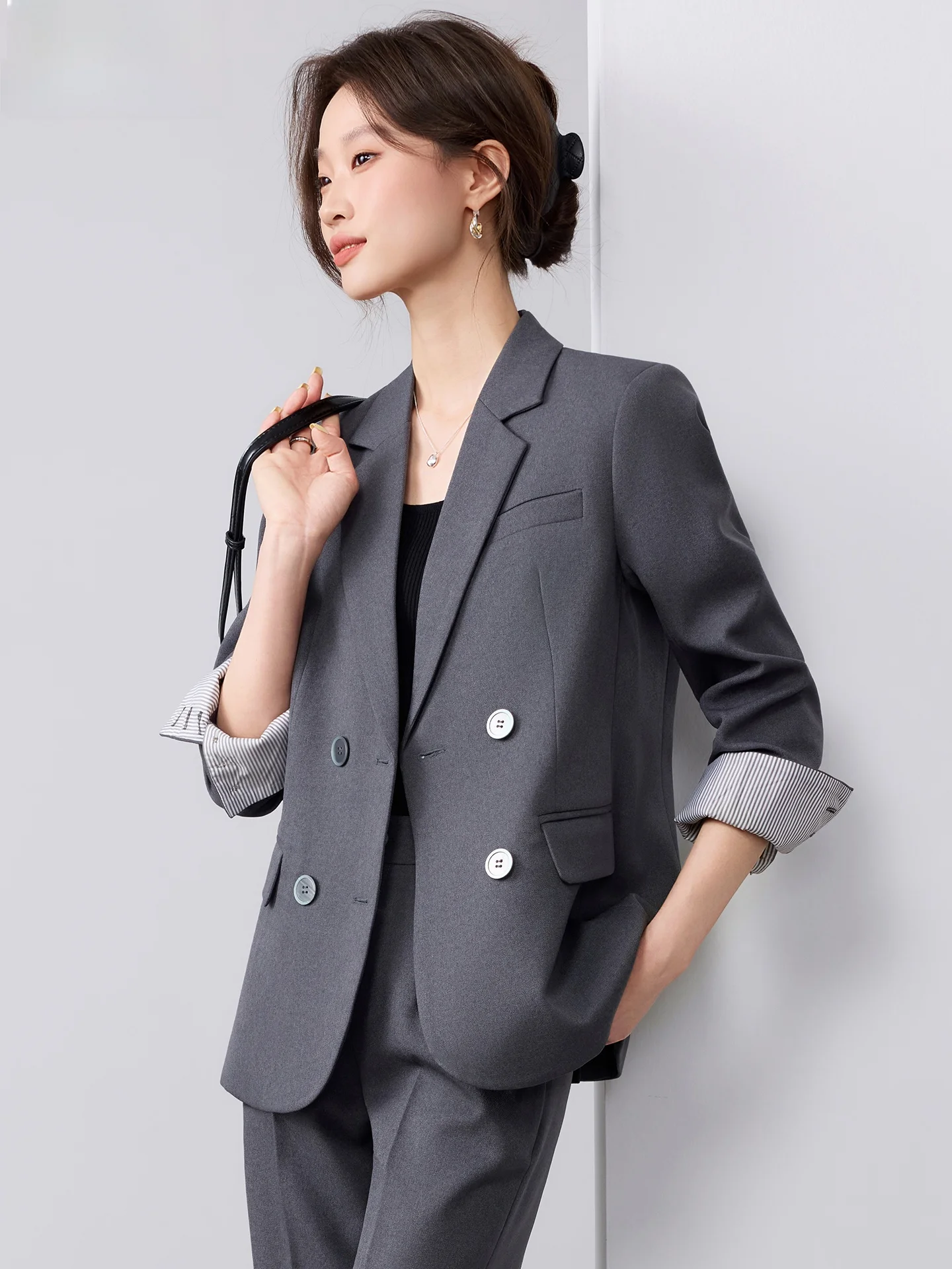 

Женский серый пиджак для офиса и повседневной носки, модный, весна 2026, новый стиль, с длинным рукавом, на пуговицах, с карманами, из полиэфирного волокна