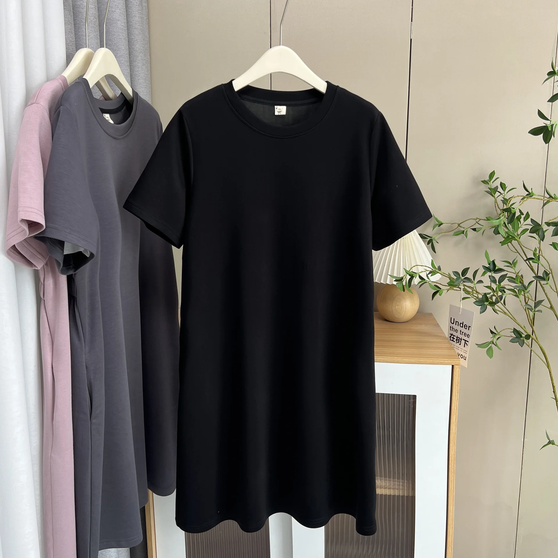 ฤดูร้อนใหม่ผู้หญิงขนาดบวกสวมใส่ 100 กก. เรียบง่ายและลําลองความยาวกลางเอวยางยืดแขนสั้นชุด