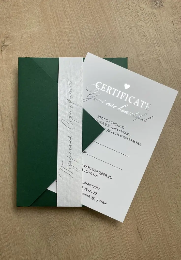Cartões de presente elegantes personalizados com envelope, certificado de presente dourado ou prateado para salão de beleza, estúdio de maquiagem permanente, cosmetologista