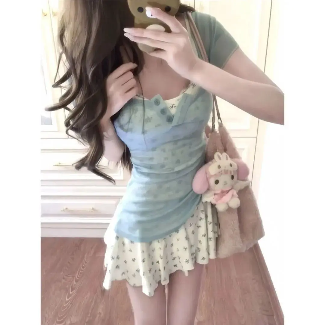 オリジナルおとぎ話ブルーフローラルプリントツーピースセット女性の夏ウエスト締めトップホワイトフローラルショートスカート雰囲気のあるアンサンブル