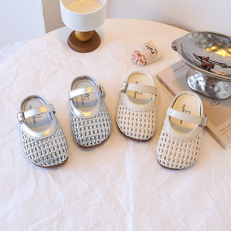 

Сандалии для маленьких девочек, летние пляжные универсальные детские полутапочки принцессы, модные тканые стильные детские повседневные туфли на плоской подошве с вырезами