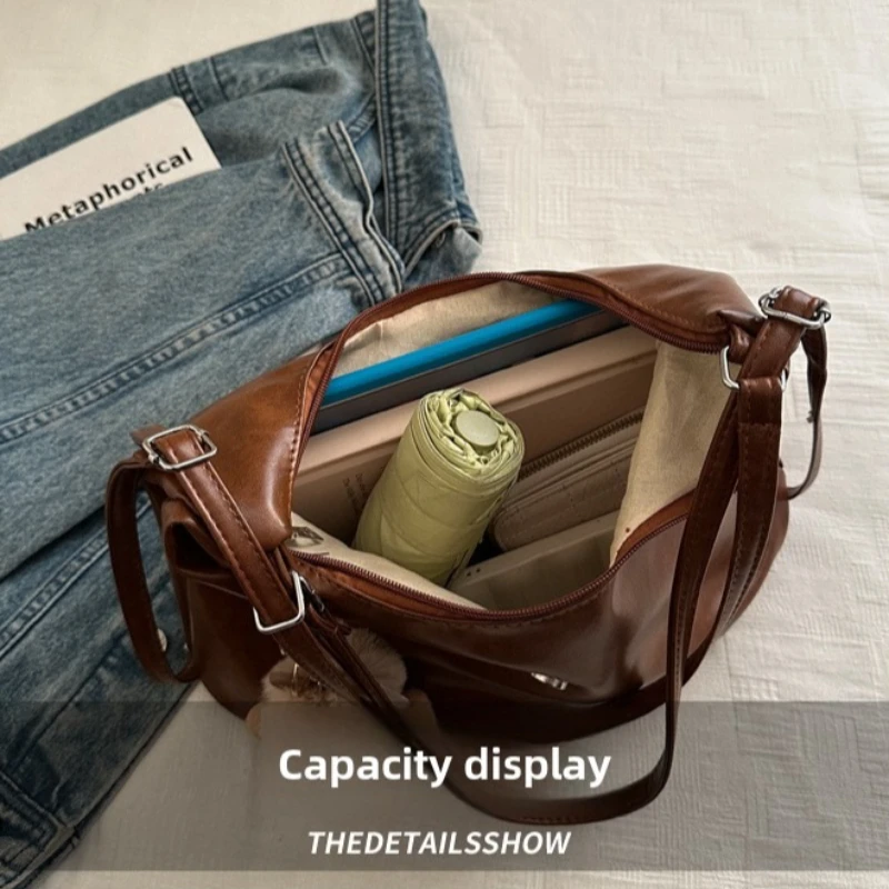 Vintage Hobo-Tragetasche aus weichem Leder mit niedlichem Plüsch-Anhänger, wandelbarer Rucksack, lässige Schultertasche mit großem Fassungsvermögen für Damen – Detail 5