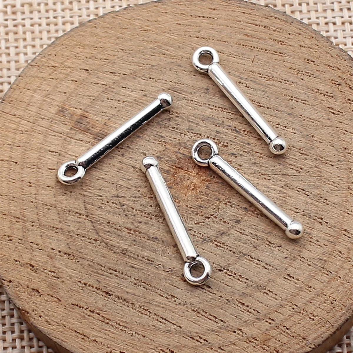 

80 шт. подвесок-шармов в форме барабанных палочек, 22x4.3мм (0.87x0.17 дюйма), цвет античное серебро, для изготовления ювелирных изделий своими руками