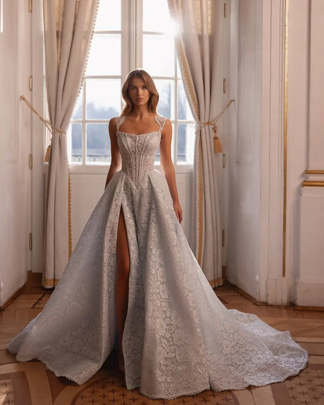 

Свадебное платье-корсет с боковыми разрезами, кружевом и рукавами-крылышками, А-силуэт, в стиле бохо, со шлейфом, весеннее, на заказ