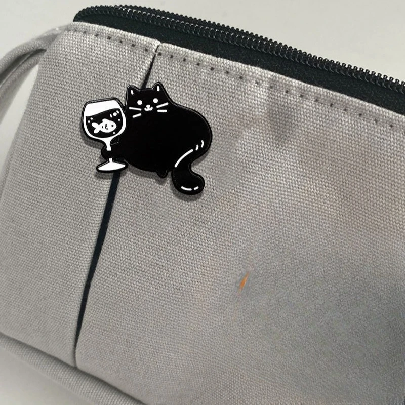 Creative Cute Pet Black White Cat Fish Tank Brooch Fashion Cartoon Badge Pins DIY for Clothes Bags Hat Scarf T-shirt Jeans Decor