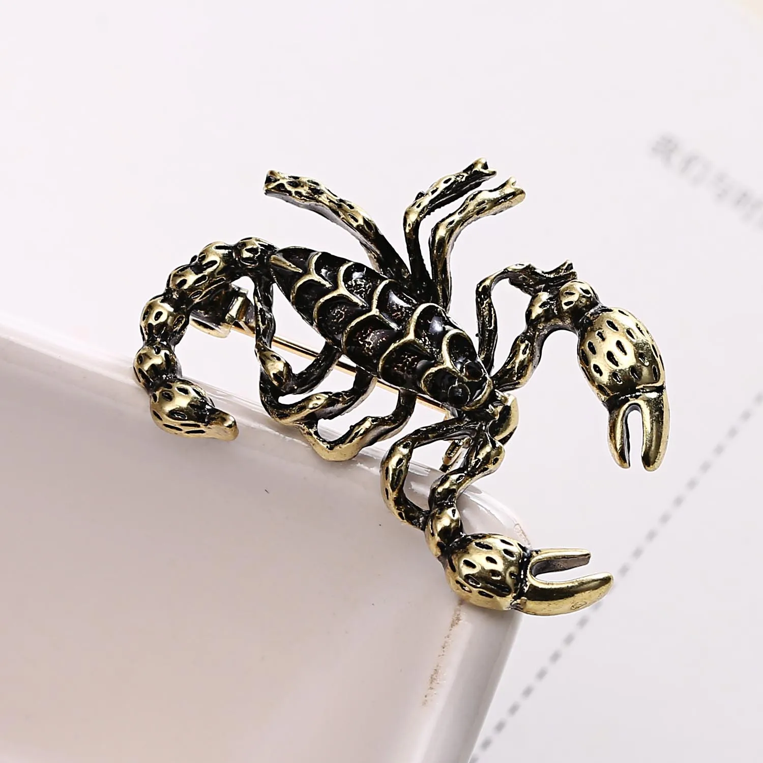 Rinhoo Insect Collection Enamel Pins Cute Cartoon Lizard Spider Beetle Snail Scorpion Brooches Lapel Badge Gothic Animal Jewelry