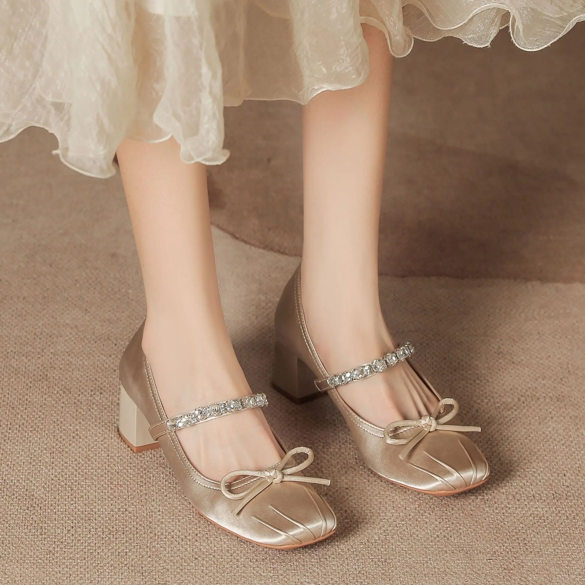 

Черные туфли на высоком каблуке с ремешком из страз, квадратным носком и бантом, элегантные люксовые туфли из атласа на высоком каблуке