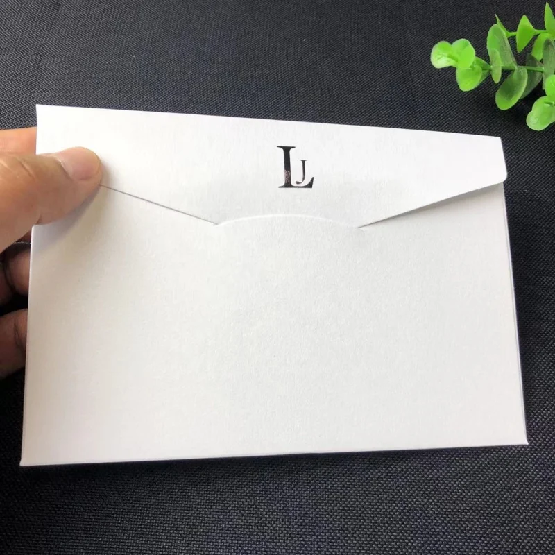 Enveloppes personnalisées avec logo en feuille noire, sac en papier perlé blanc, marquage à chaud, haute qualité, produit personnalisé, 250 g/m²