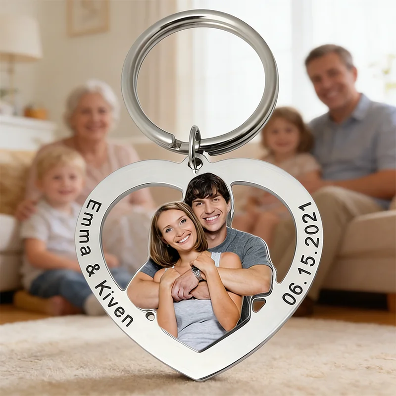 Gravação em Ambos os Lados Possível, Chaveiro Personalizado em Aço Inoxidável em Formato de Coração com Retrato de Foto, um Lembrança Quente e Personalizada, Adequado para Armazenamento Diário de Chaves e como Acessório Portátil. Pode ser usado como um presente exclusivo para aniversários, datas comemorativas, feriados, casais e famílias.