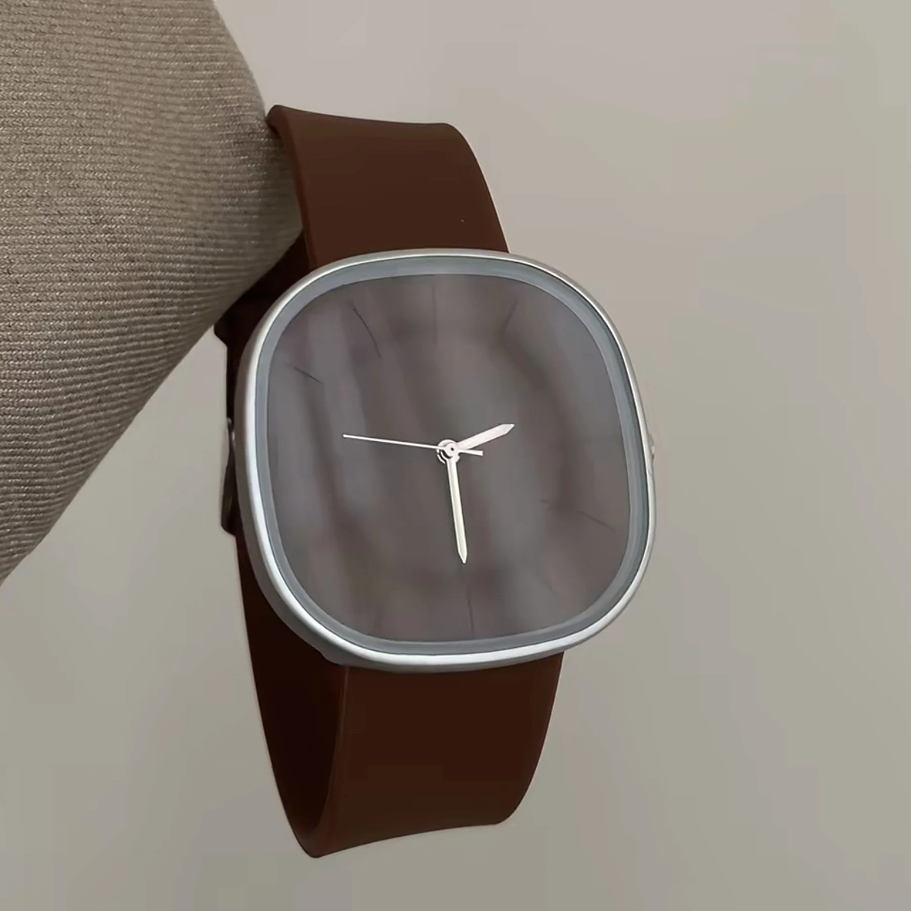 Retro-Style Understated LuxurySophisticated Rectangular Wristwatch Minimalist Retro Quartz Watch For Women Luxury Women'S Watch.