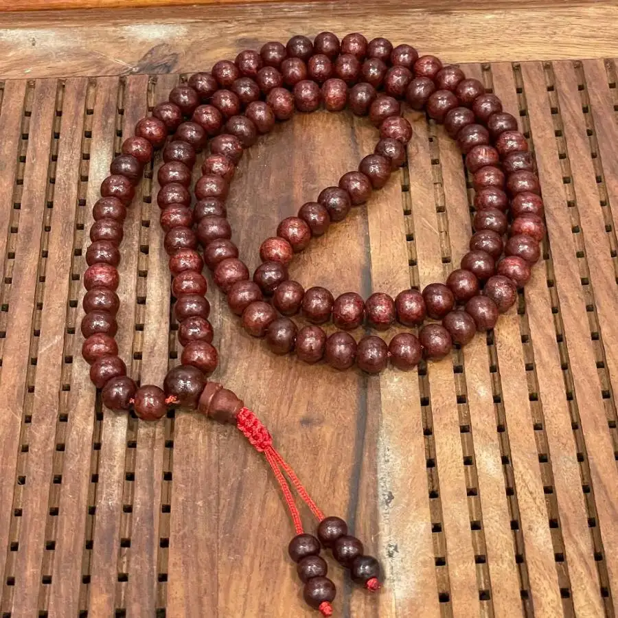 

Натуральное ожерелье-мала из красного сандалового дерева на 108 бусинах: украшение для посвящения, заземления и медитации