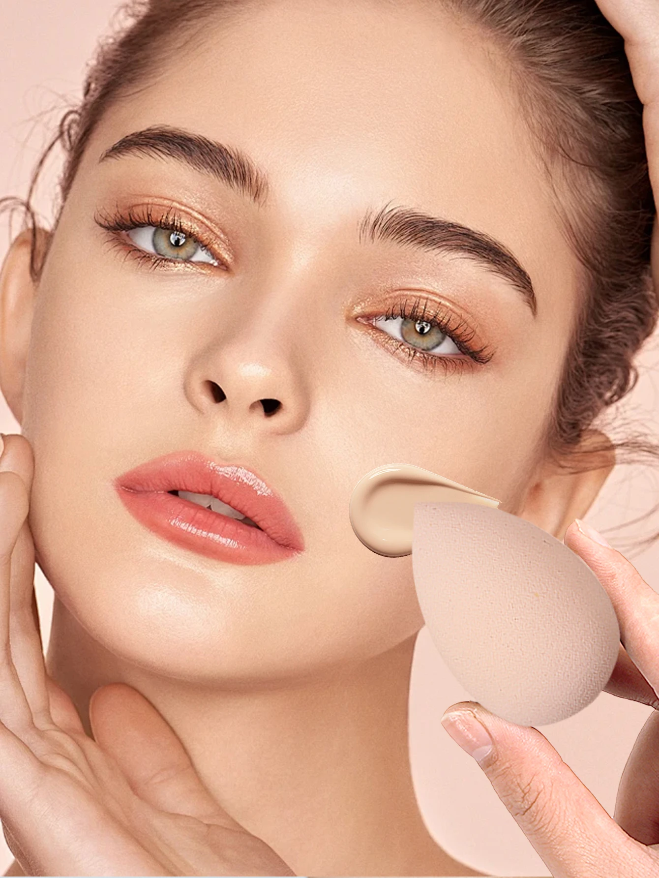 The 19PCS high-quality makeup brush set includes a multi-purpose facial brush, a soft sponge egg powder puff and a strap bag