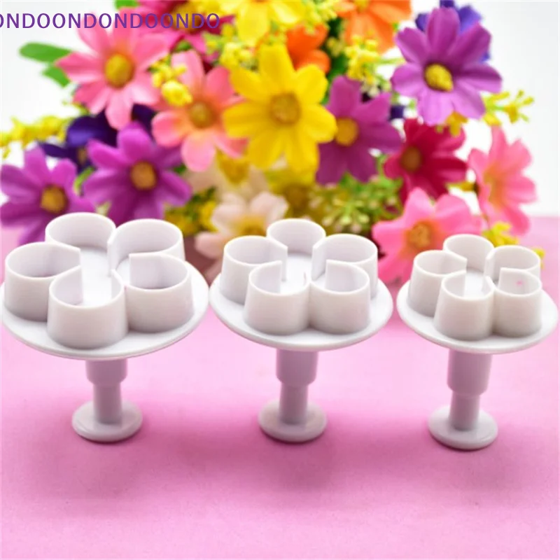 Image 7: Ensemble de 3 emporte-pièces décoratifs en forme de fleur pour biscuits, outils de décoration de gâteaux en pâte à sucre DIY