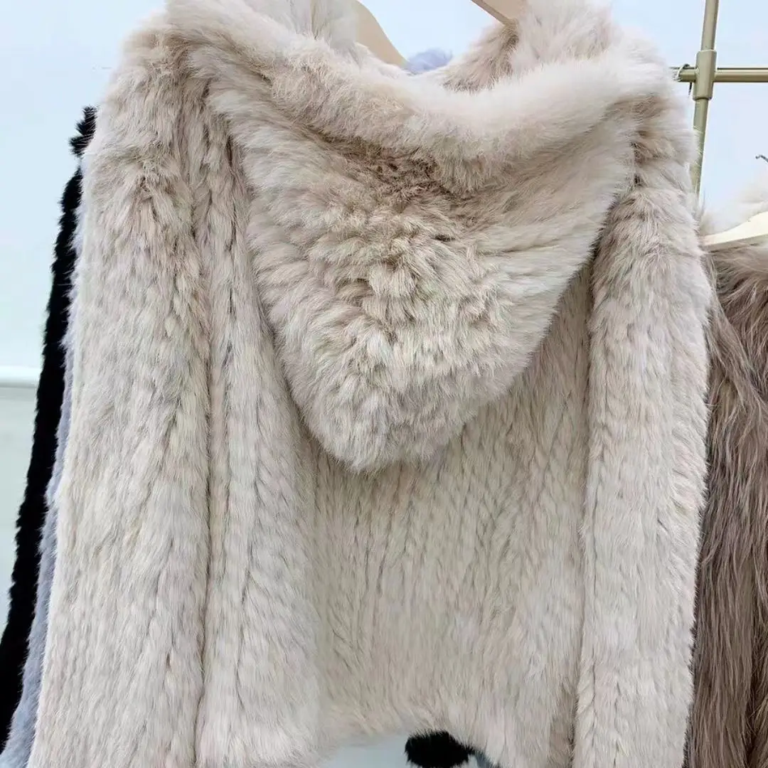 De nieuwe herfst- en winterstijl van gecodeerde dubbelzijdige geweven capuchon Koreaanse stijl korte konijnenbont losse bontjas is jeugdig