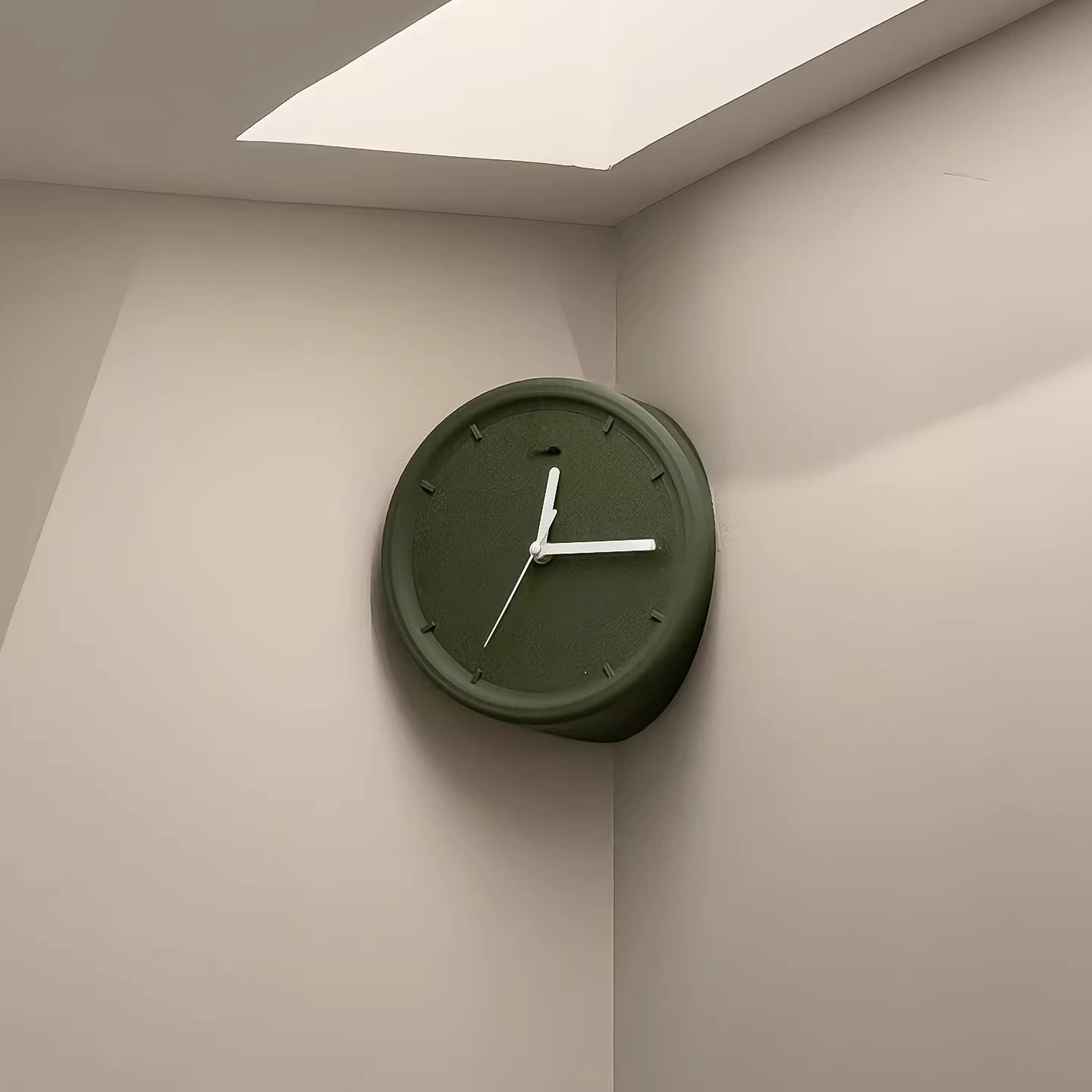 Corner clock, wall clock, living room wall hanging, high-end mute