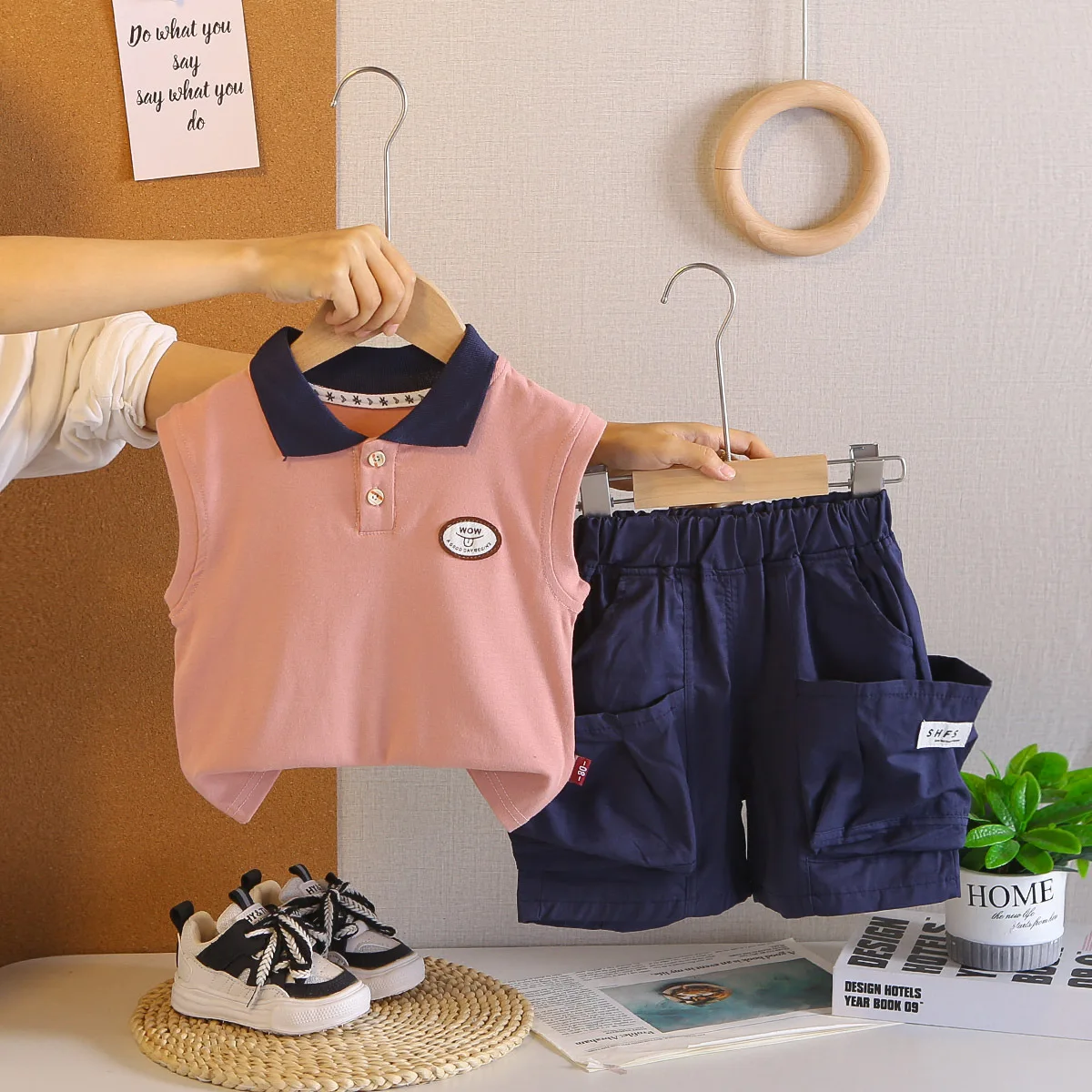 

Летний костюм для мальчика 2026: Новинка, модный комплект из двух предметов — жилет без рукавов с отложным воротником и шорты с буквенной нашивкой