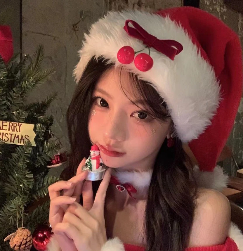 

Рождественская шапка с красным вишневым бантом, плюшевая шапка с рождественскими украшениями, рождественская зимняя шапка для девочек, реквизит для фотосессии, новый карнавальный костюм для вечеринки