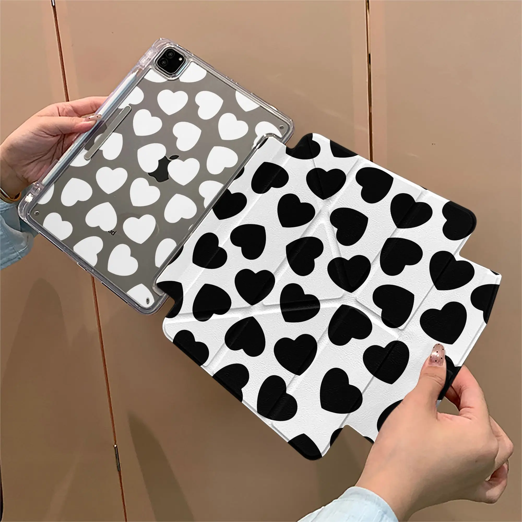 

Чехол для iPad Black White Hearts 3Y Fold с магнитной застежкой для iPad Pro 11, 13 дюймов (2025), iPad Pro 12.9 дюймов, Air 7, 10-го и 11-го поколений, M4/5, MINI