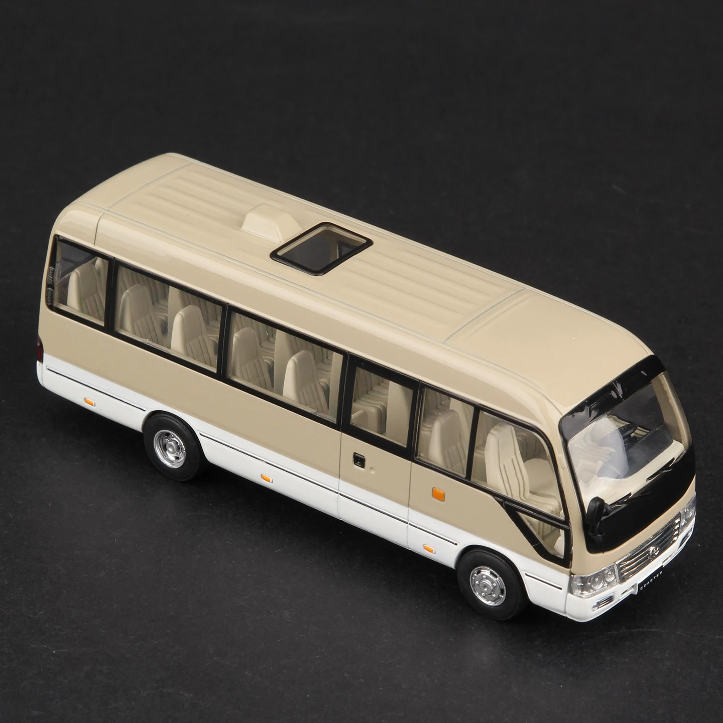 Model Miniatură Mașină Toyota Coaster Die-Cast - close-up view