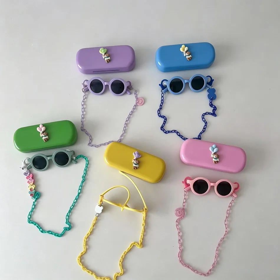 Gafas de sol para niños con cadena colorida y caja de almacenamiento, juego de gafas para niños y niñas, accesorios de silicona polarizadas con forma cóncava BT14