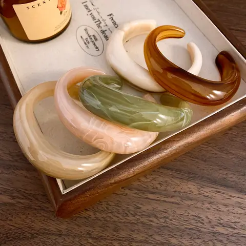 Gładkie Okrągłe Akrylowe Bransoletki Mankietowe Damskie Vintage Przesadzone Kolorowe Galaretki Bransoletka z Efektem Rozmazywania Szeroka Bransoletka z Żywicy Akcesoria M1