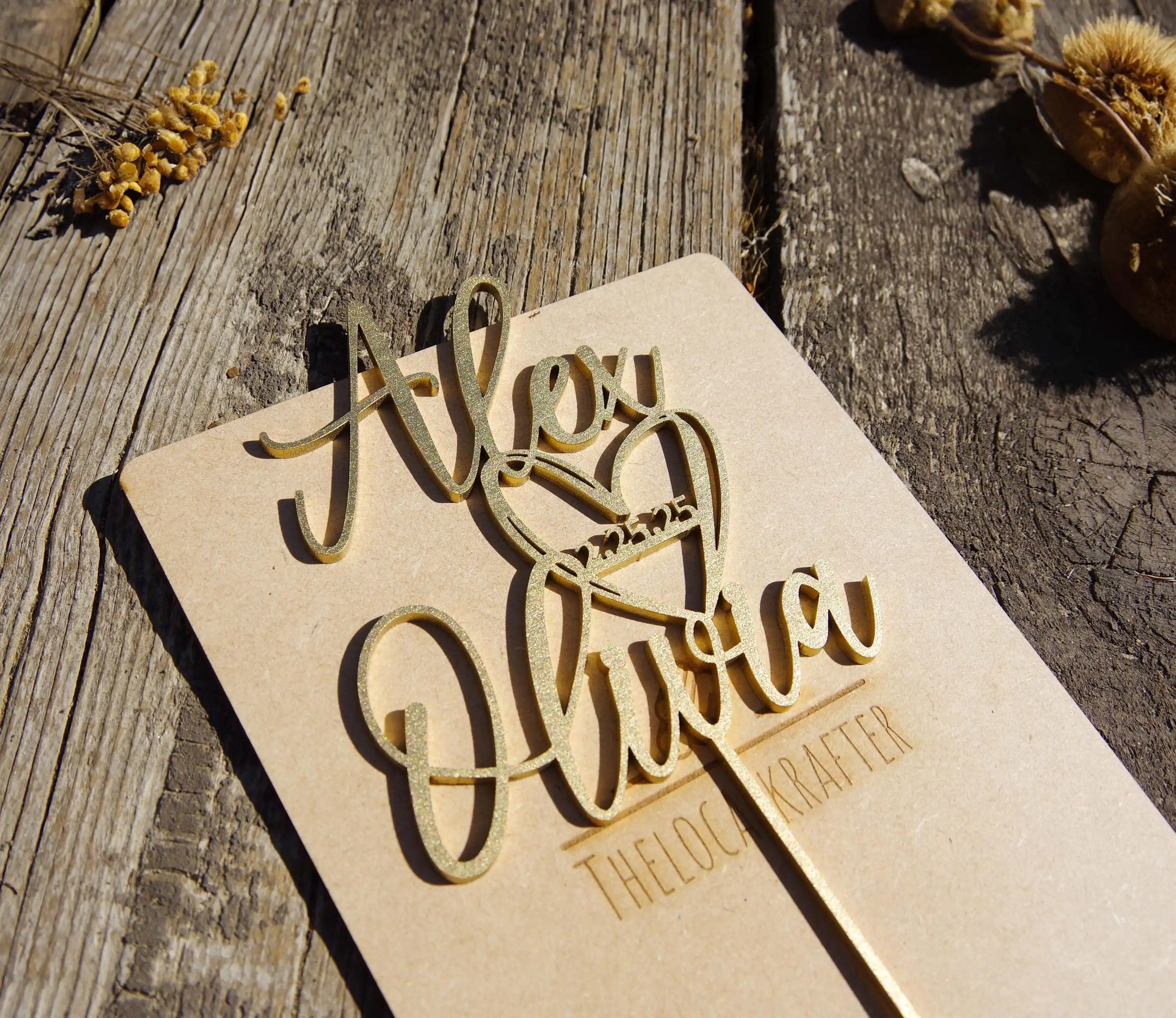 قطعة علوية مخصصة للكيك - قطعة واحدة من اسم اللمعان المعدني PMMA المخصص والتاريخ المنقوش بالليزر DIY لأعياد الميلاد والحفلات والمواصفات