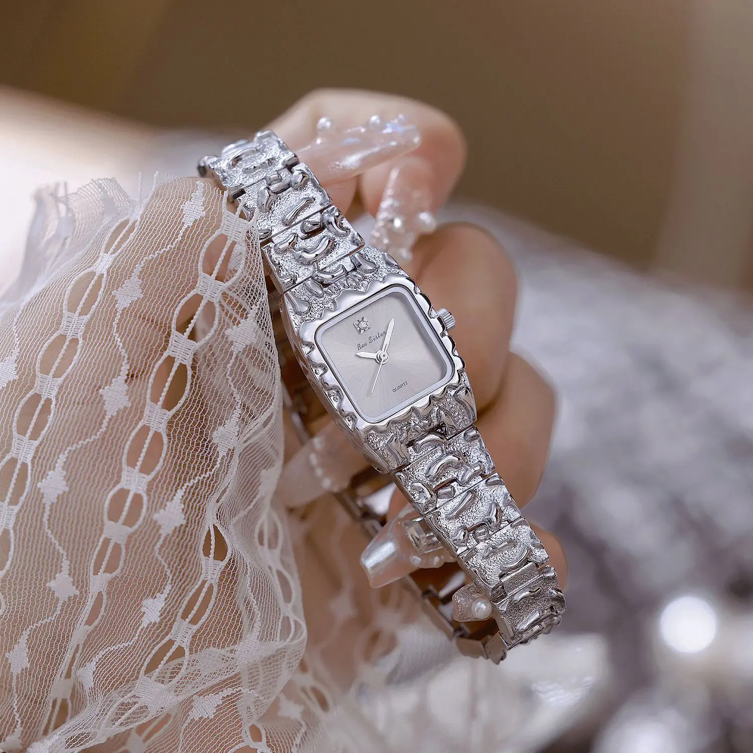 Elegant women's watch, gorgeous and exquisite lava bracelet watch with a classic vintage feel, high-quality luxury watch.