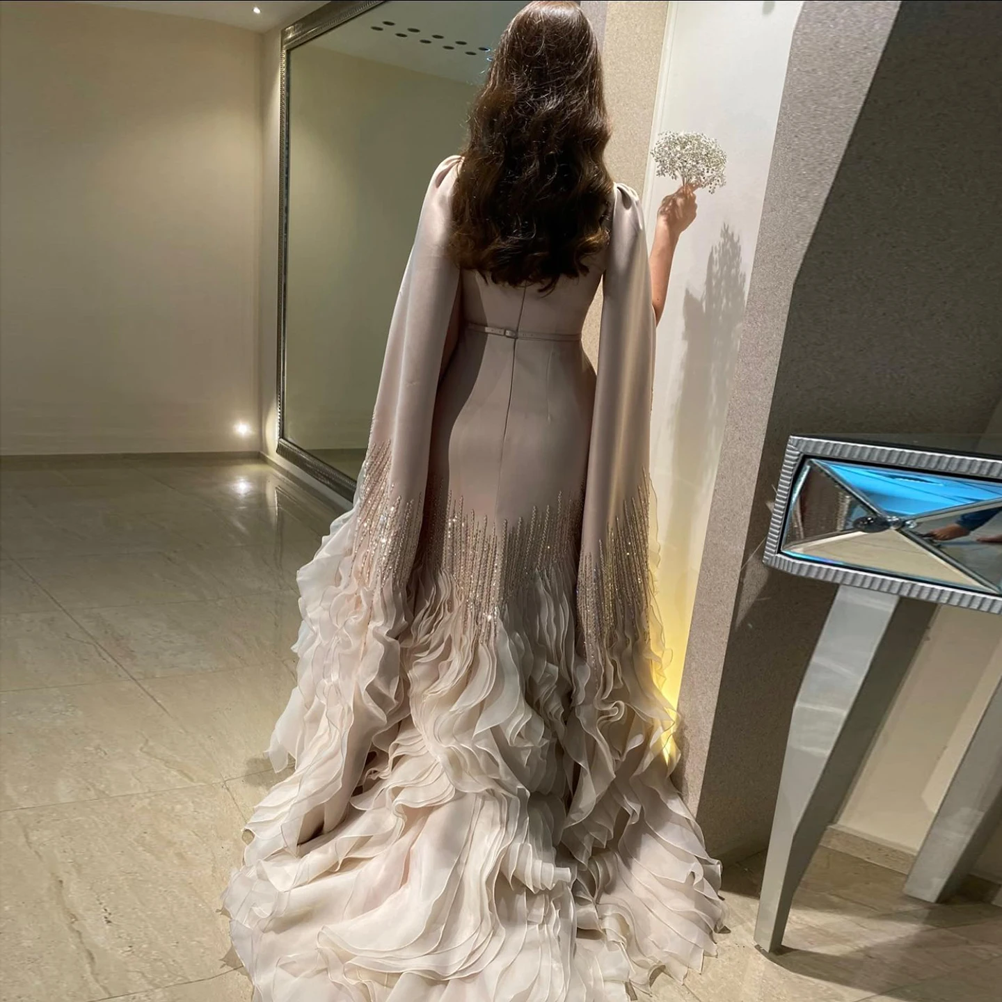 Sharon Said Luxuriöse Meerjungfrauen-Abendkleider in Nude mit Cape-Ärmeln und gestuften Rüschen für arabische Hochzeitsfeiern SS440 Maßanfertigung – Detail 7